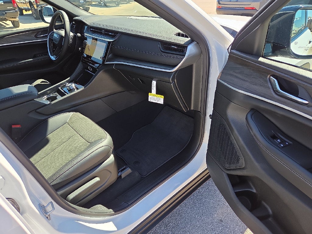 2027 Jeep Grand Cherokee L Laredo Altitude