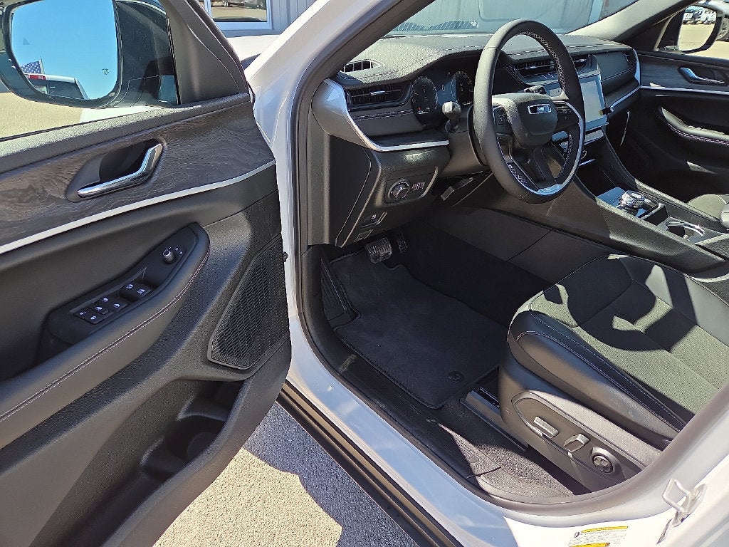 2027 Jeep Grand Cherokee L Laredo Altitude