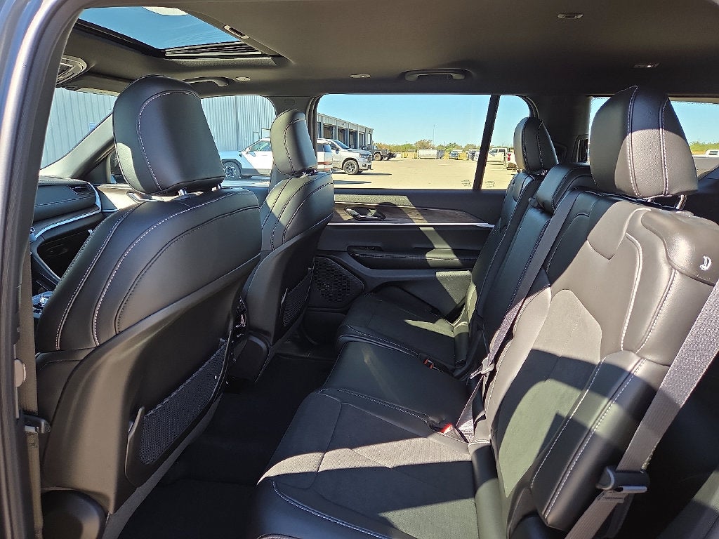 2027 Jeep Grand Cherokee Laredo Altitude