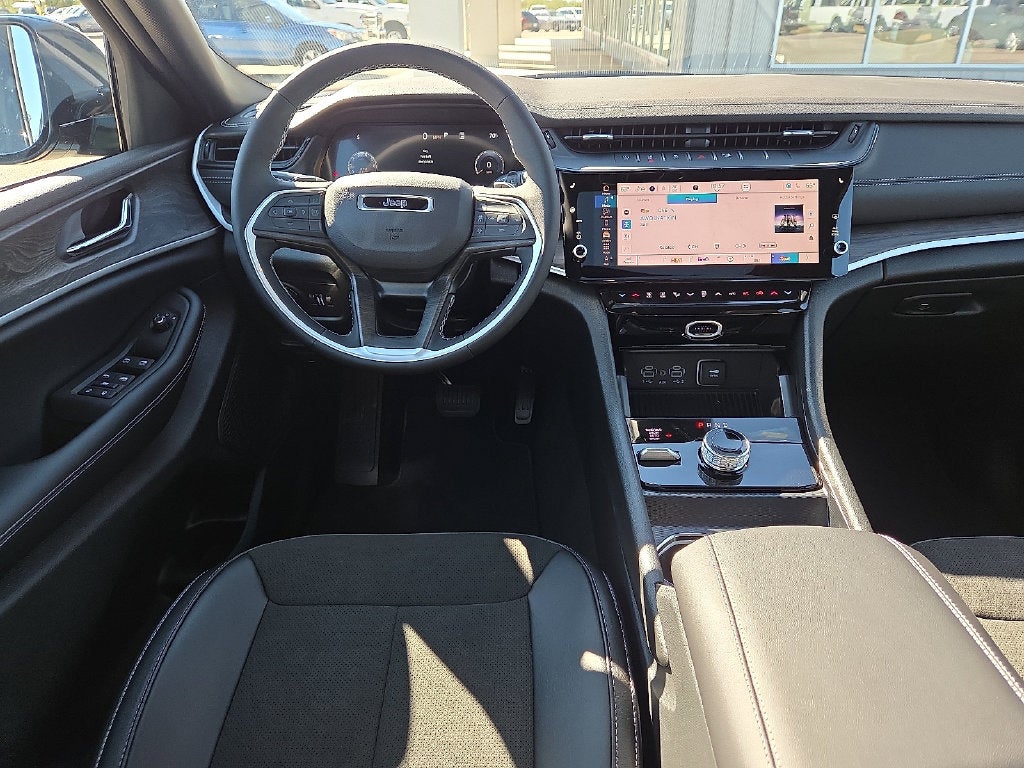 2027 Jeep Grand Cherokee Laredo Altitude
