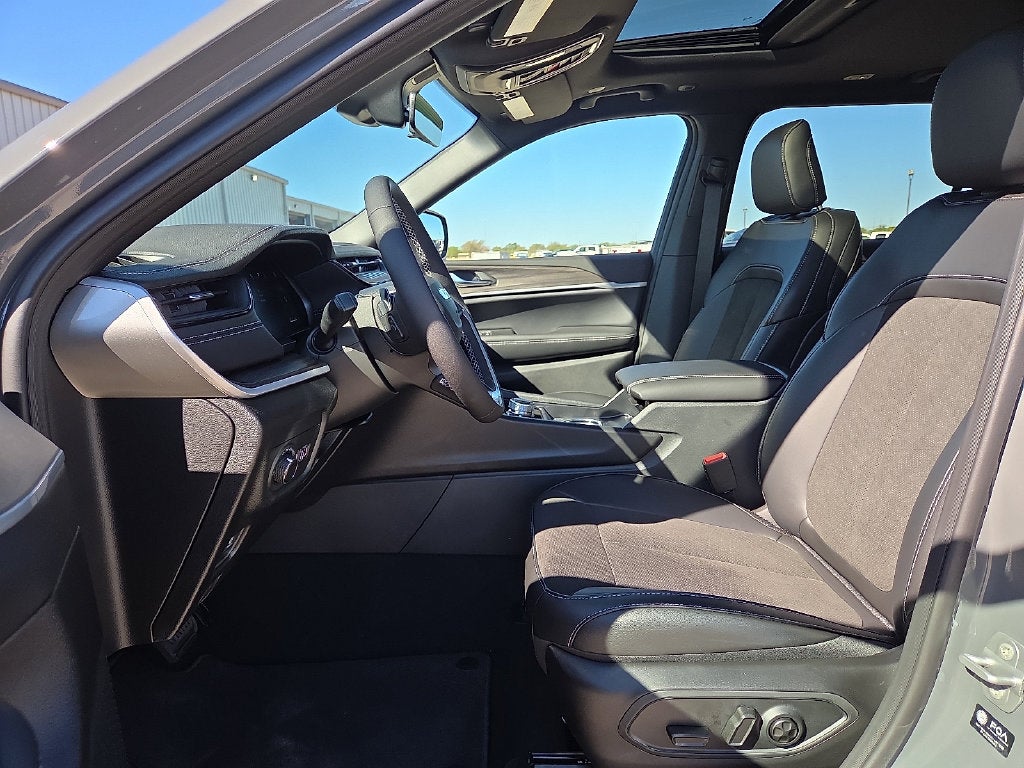 2027 Jeep Grand Cherokee Laredo Altitude