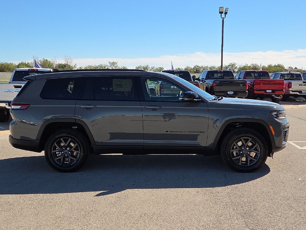 2027 Jeep Grand Cherokee Laredo Altitude
