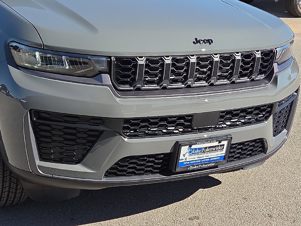 2027 Jeep Grand Cherokee Laredo Altitude