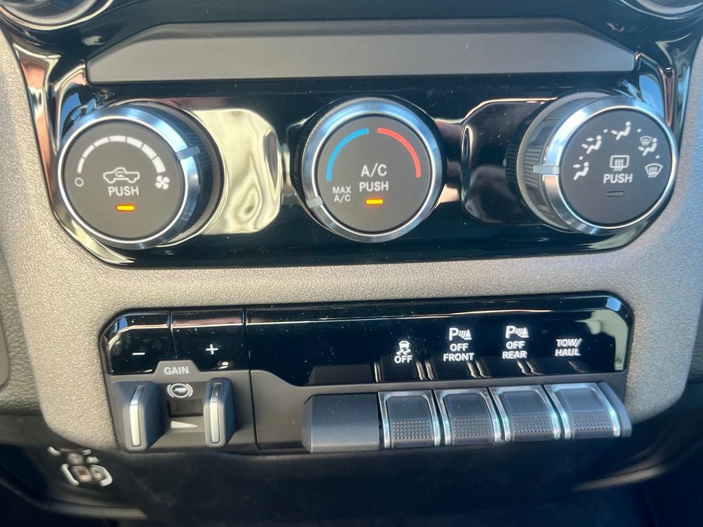 2026 RAM 1500 RAM 1500 EXPRESS CREW CAB 4X4 5'7' BOX