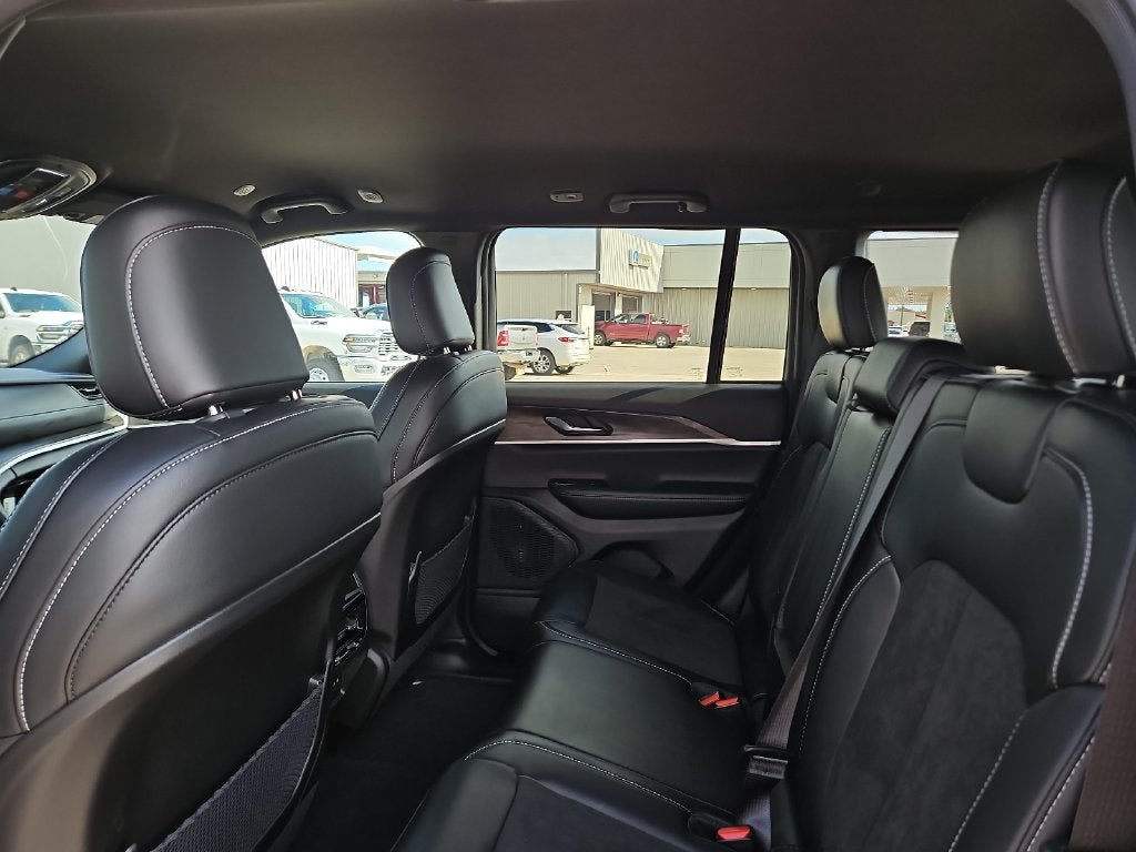 2027 Jeep Grand Cherokee GRAND CHEROKEE LAREDO ALTITUDE 4X4