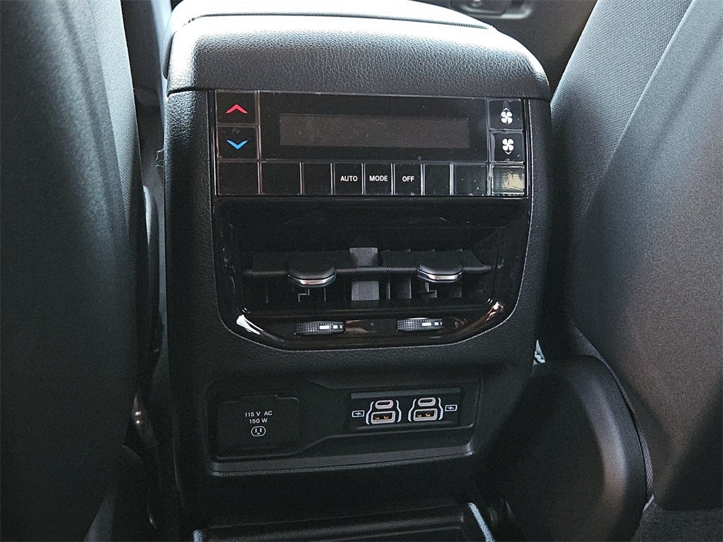 2025 Jeep Grand Cherokee GRAND CHEROKEE L LAREDO X 4X4