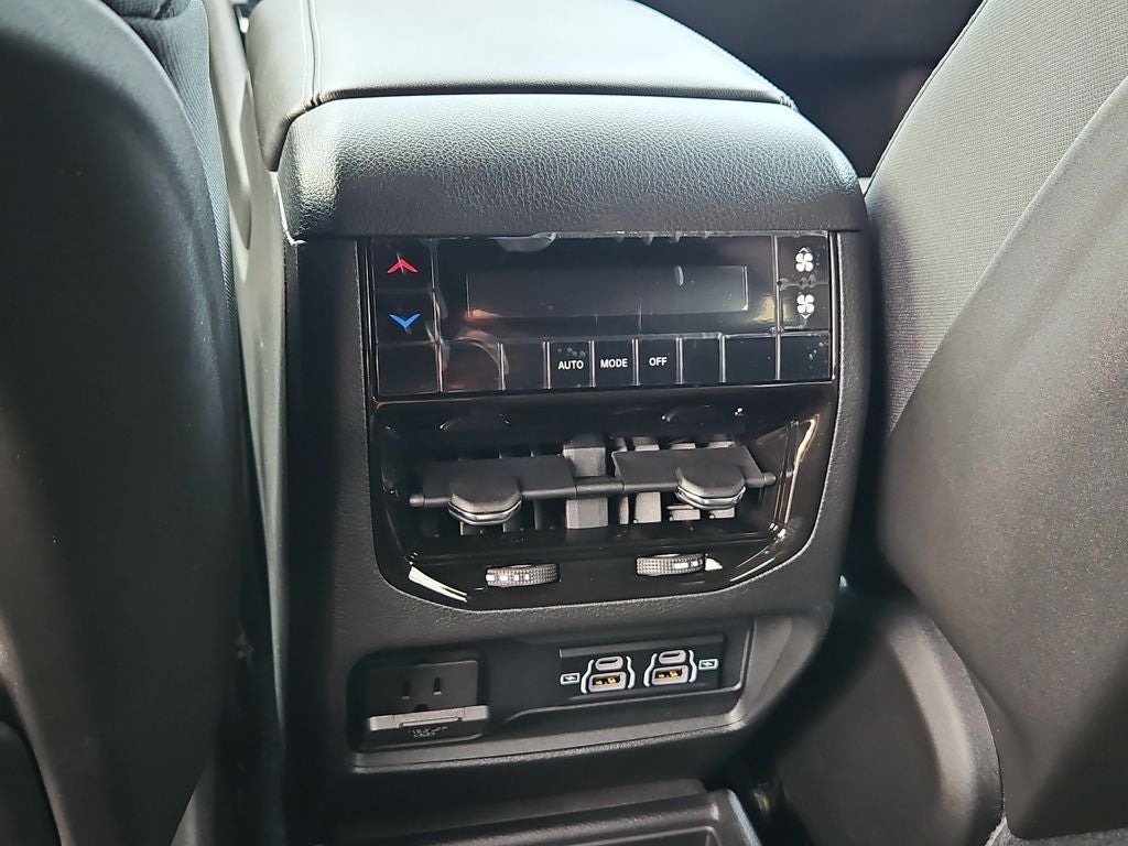 2026 Jeep Grand Cherokee GRAND CHEROKEE L LAREDO X 4X4