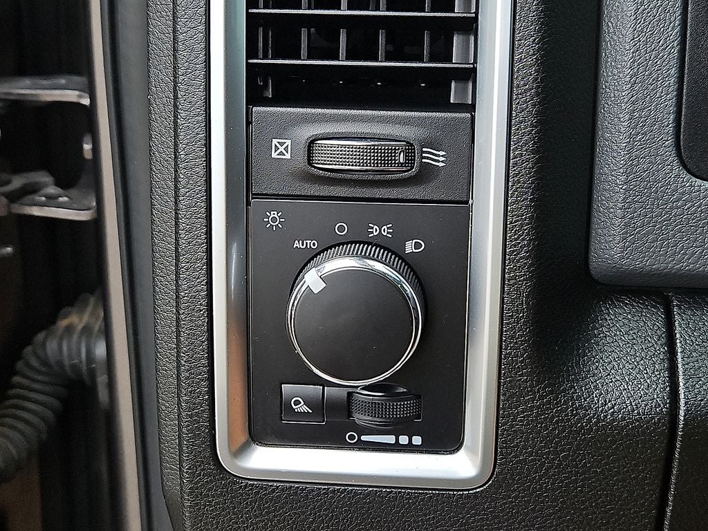 2019 RAM 1500 Classic SLT Crew Cab 4x2 6'4' Box