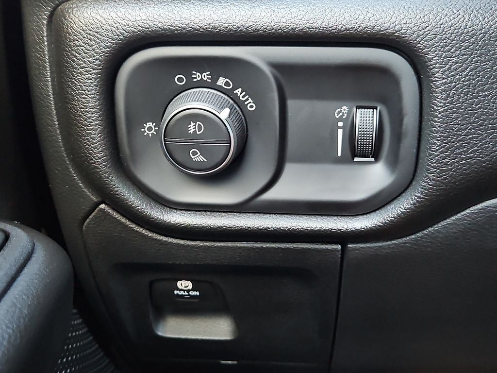 2026 RAM 1500 RAM 1500 EXPRESS QUAD CAB 4X4 6'4' BOX