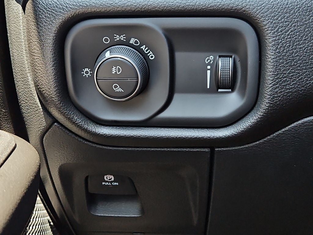 2026 RAM 1500 RAM 1500 EXPRESS QUAD CAB 4X4 6'4' BOX