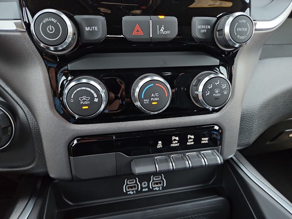2026 RAM 1500 RAM 1500 EXPRESS QUAD CAB 4X4 6'4' BOX