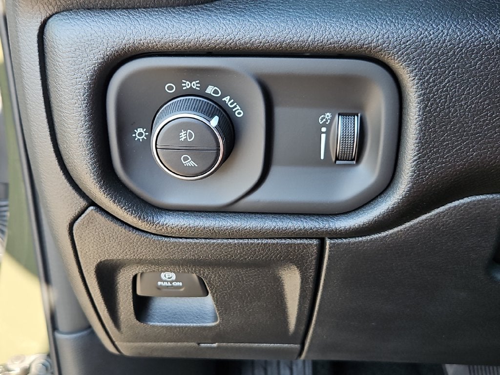 2027 RAM 1500 RAM 1500 EXPRESS CREW CAB 4X4 5'7' BOX