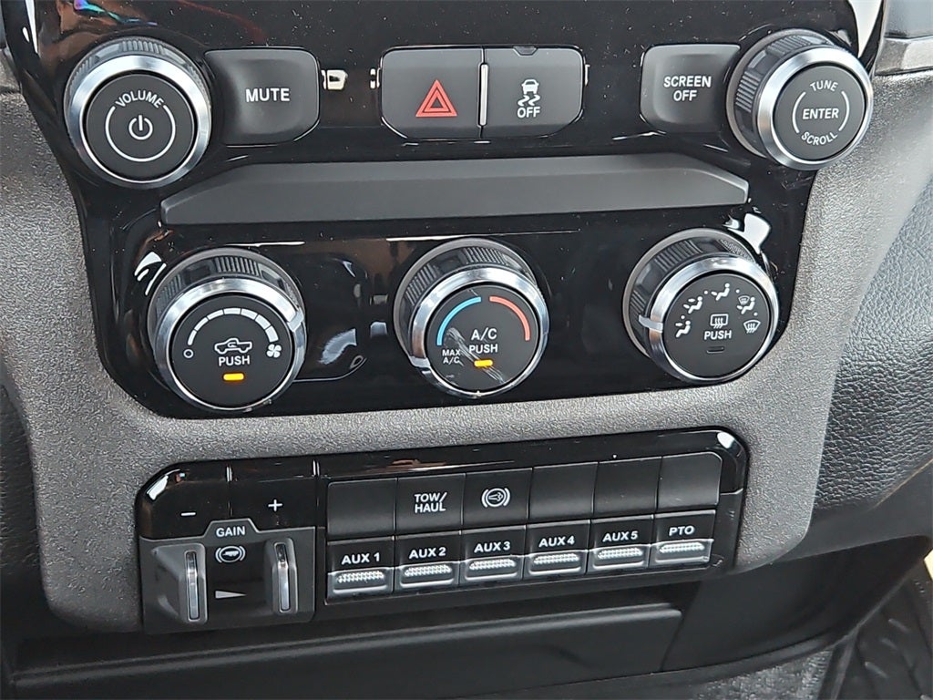 2026 RAM Ram 5500 Chassis Cab RAM 5500 TRADESMAN CHASSIS CREW CAB 4X4 84' CA