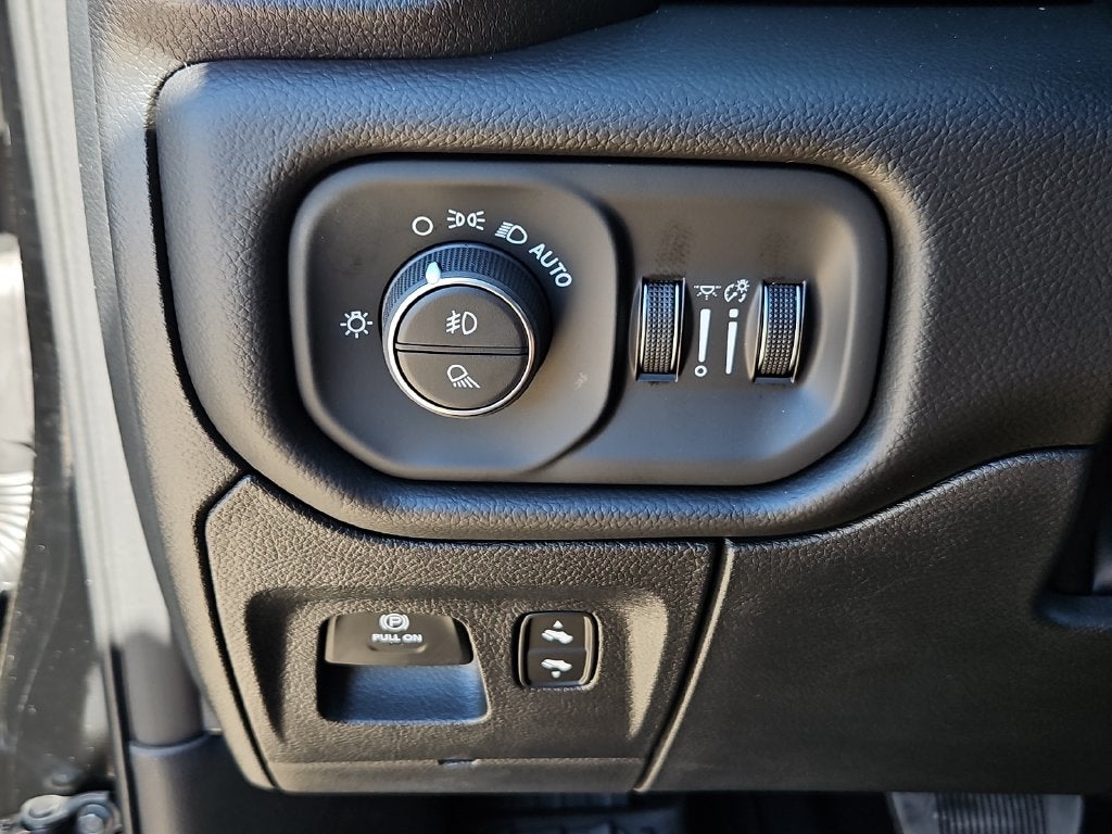 2027 RAM Ram 1500 RAM 1500 LONE STAR CREW CAB 4X4 5'7' BOX