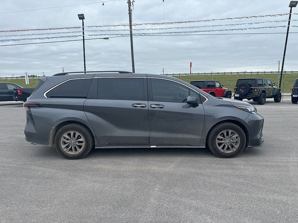 2025 Toyota Sienna XLE 8 Passenger